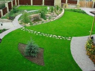 Дизайн газона перед домом