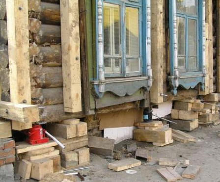 Как отремонтировать старый фундамент. Фундамент старых деревянных домов. Реконструкция старого деревянного дома. Реконструкция старых деревянных домов. Реконструкция старого дома из бревна.