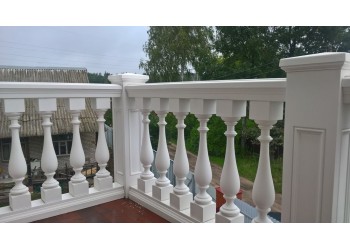 Балконные перила из металла и полиуретана