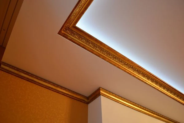 золотой потолочный плинтус